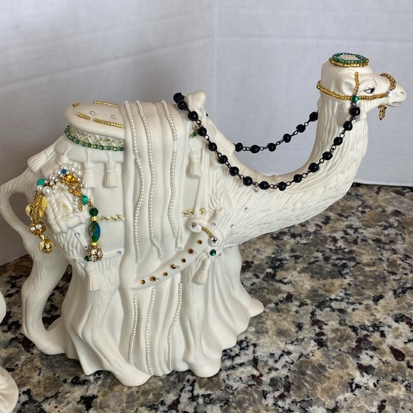 First Blessing Standing Camel Porcelain Nativity Christmas Figurines - Picture 16 of 16